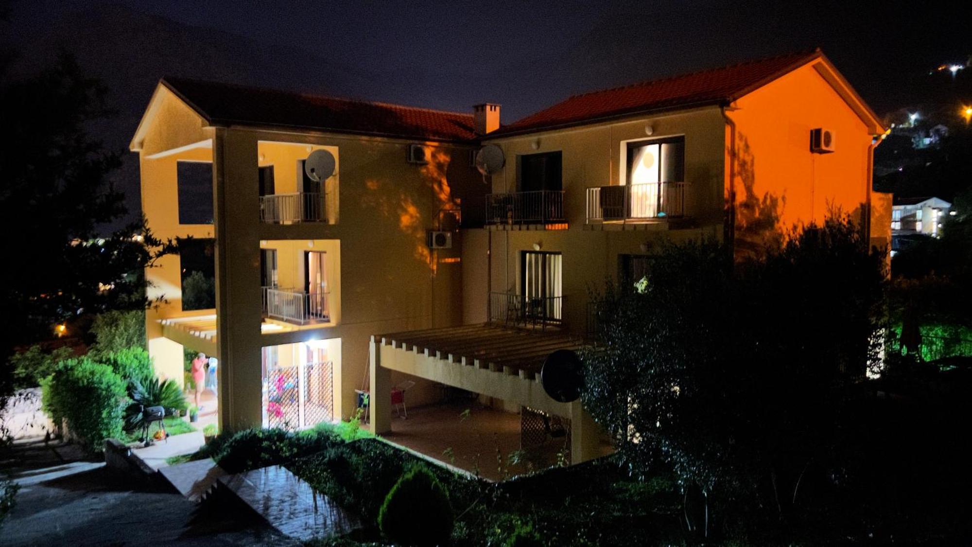 Villa Risan Apartments Eksteriør bilde