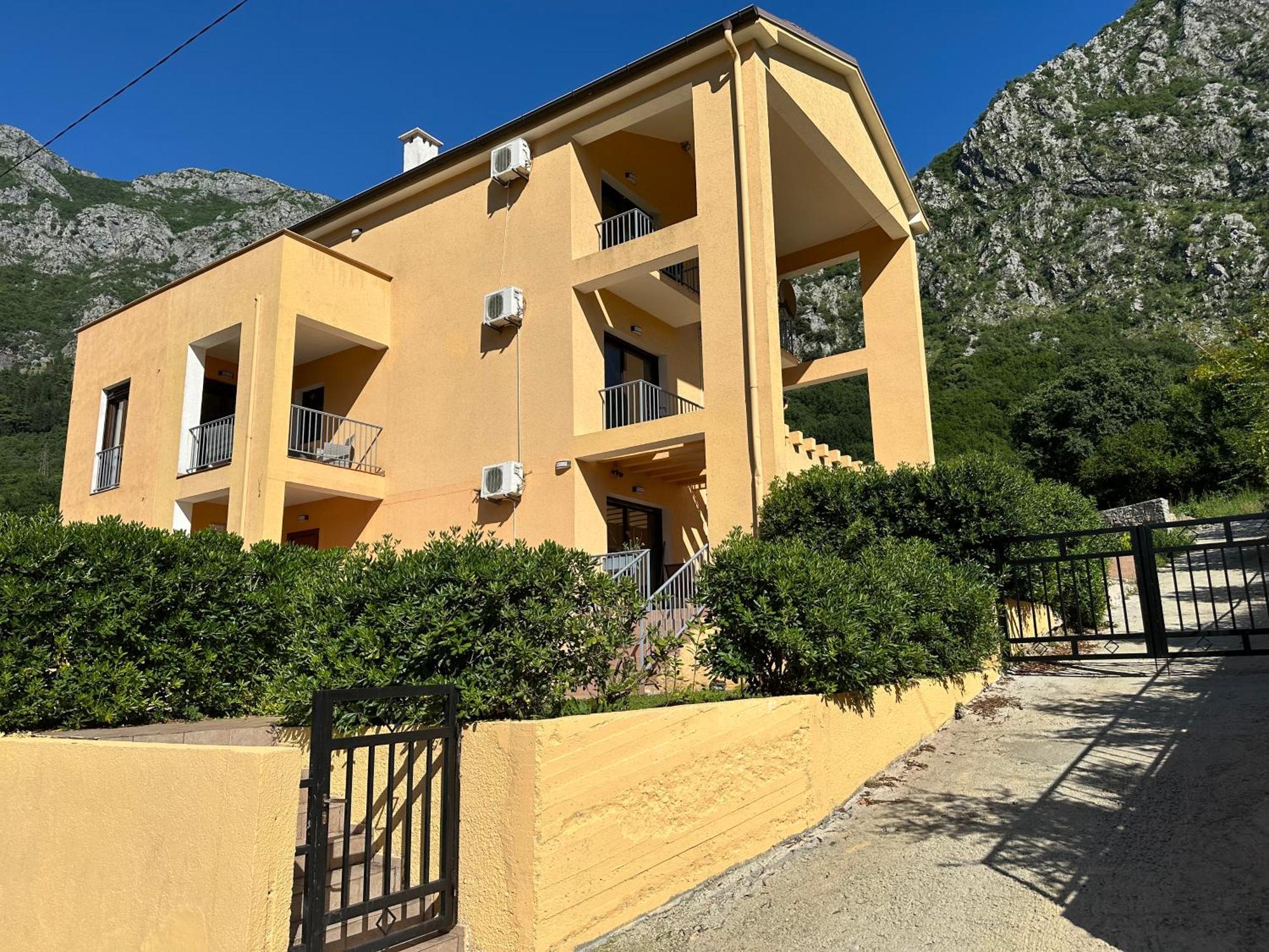 Villa Risan Apartments Eksteriør bilde