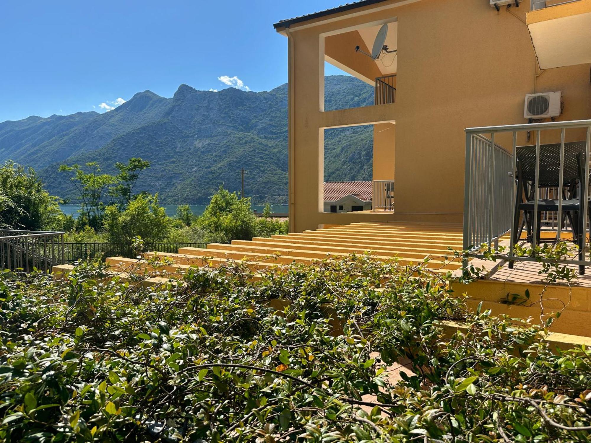 Villa Risan Apartments Eksteriør bilde