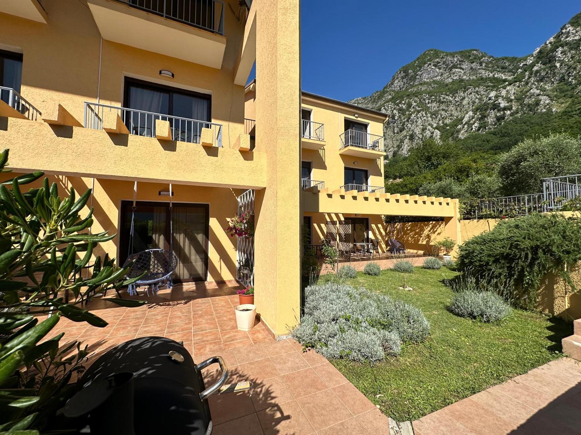 Villa Risan Apartments Eksteriør bilde
