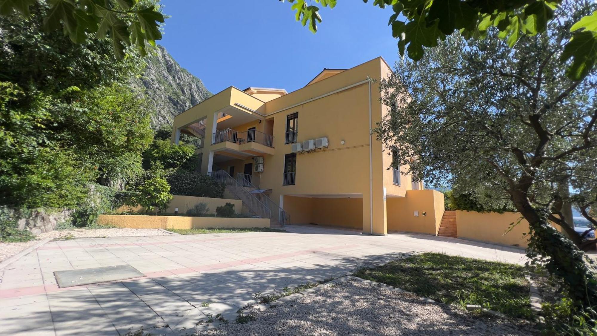 Villa Risan Apartments Eksteriør bilde