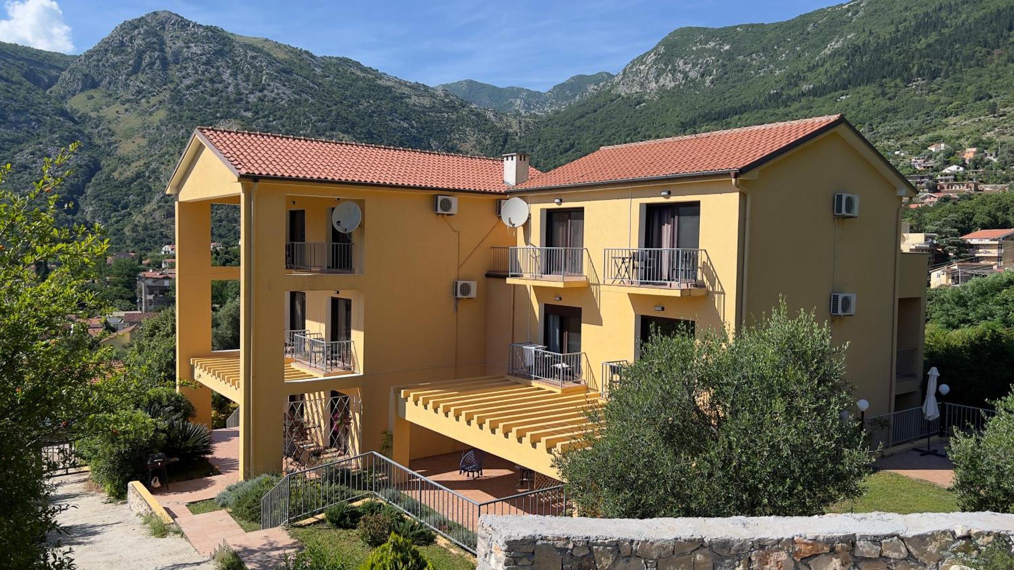 Villa Risan Apartments Eksteriør bilde