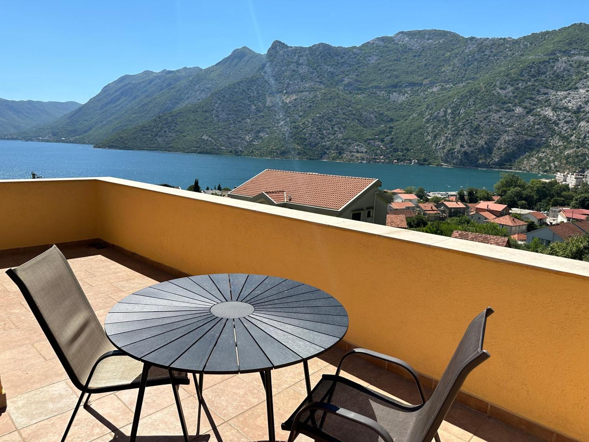 Villa Risan Apartments Eksteriør bilde