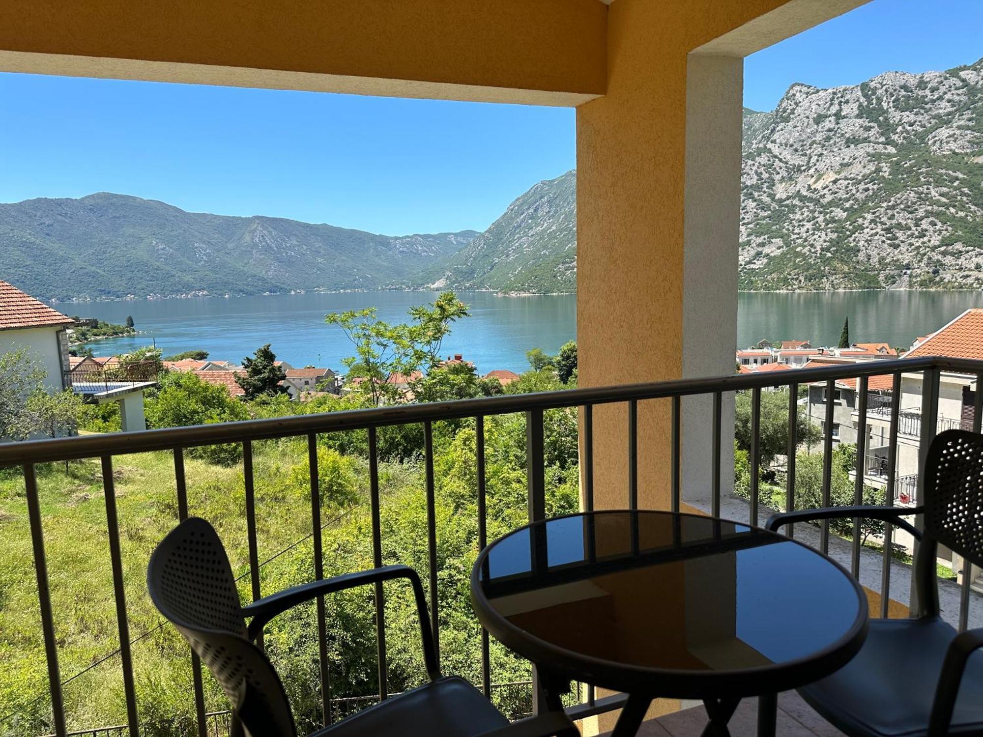 Villa Risan Apartments Eksteriør bilde