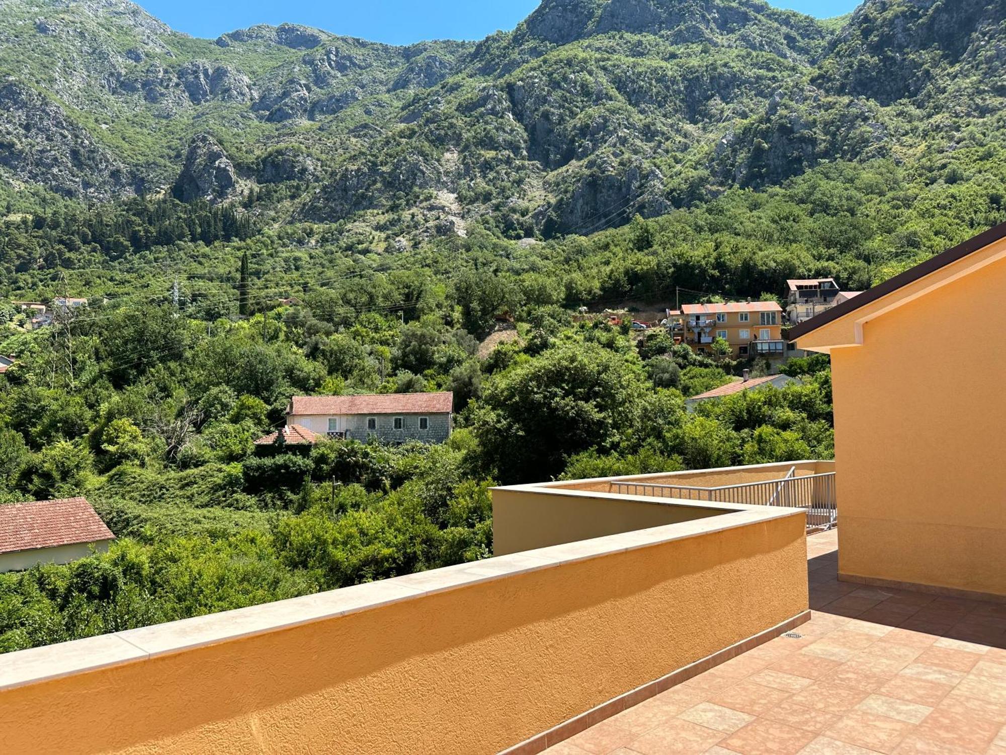 Villa Risan Apartments Eksteriør bilde