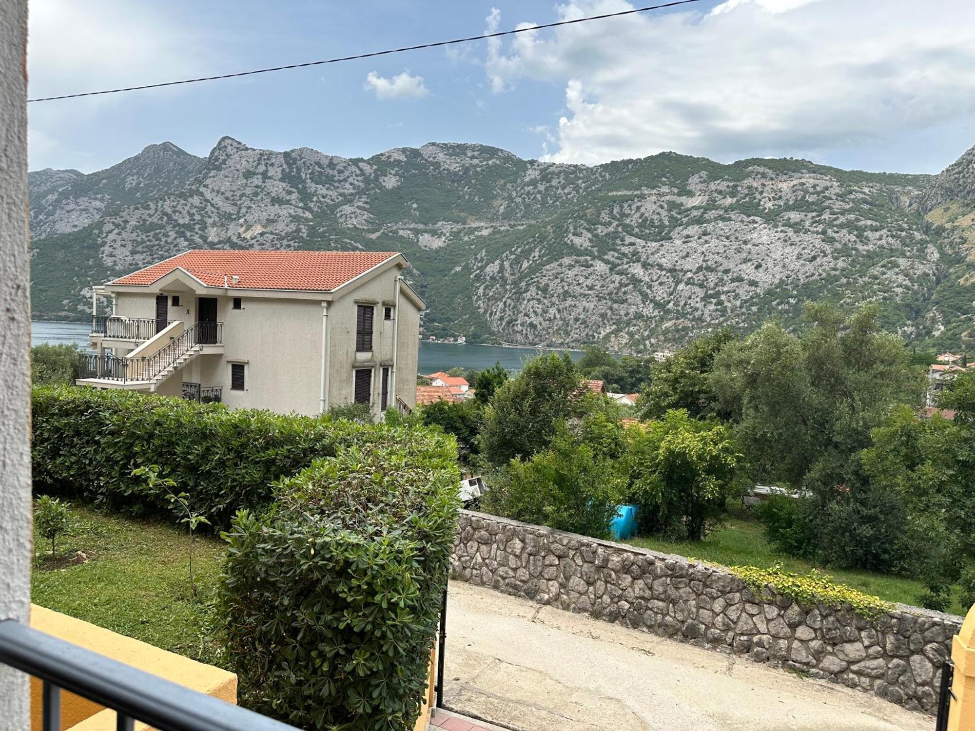 Villa Risan Apartments Eksteriør bilde