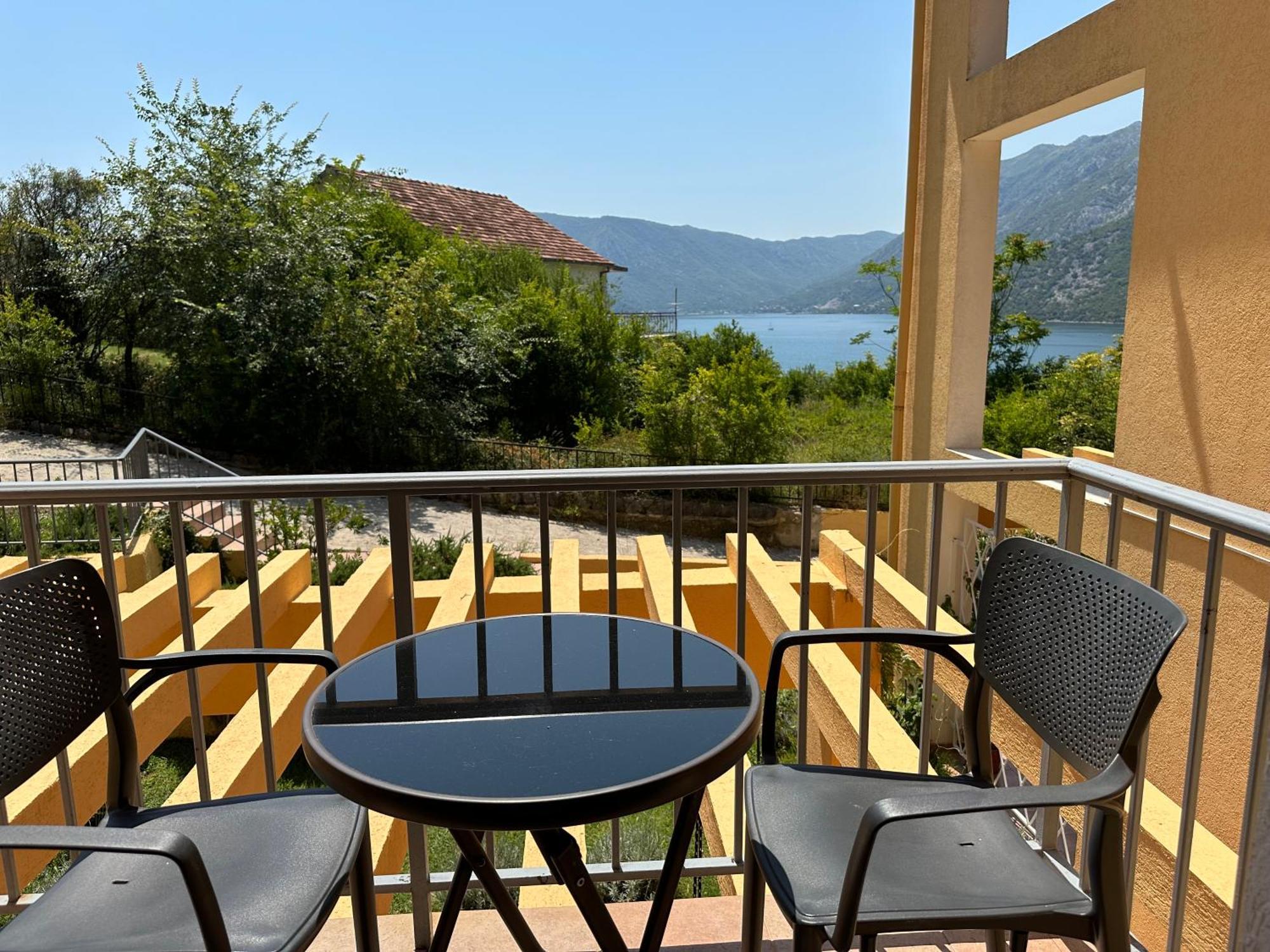 Villa Risan Apartments Eksteriør bilde