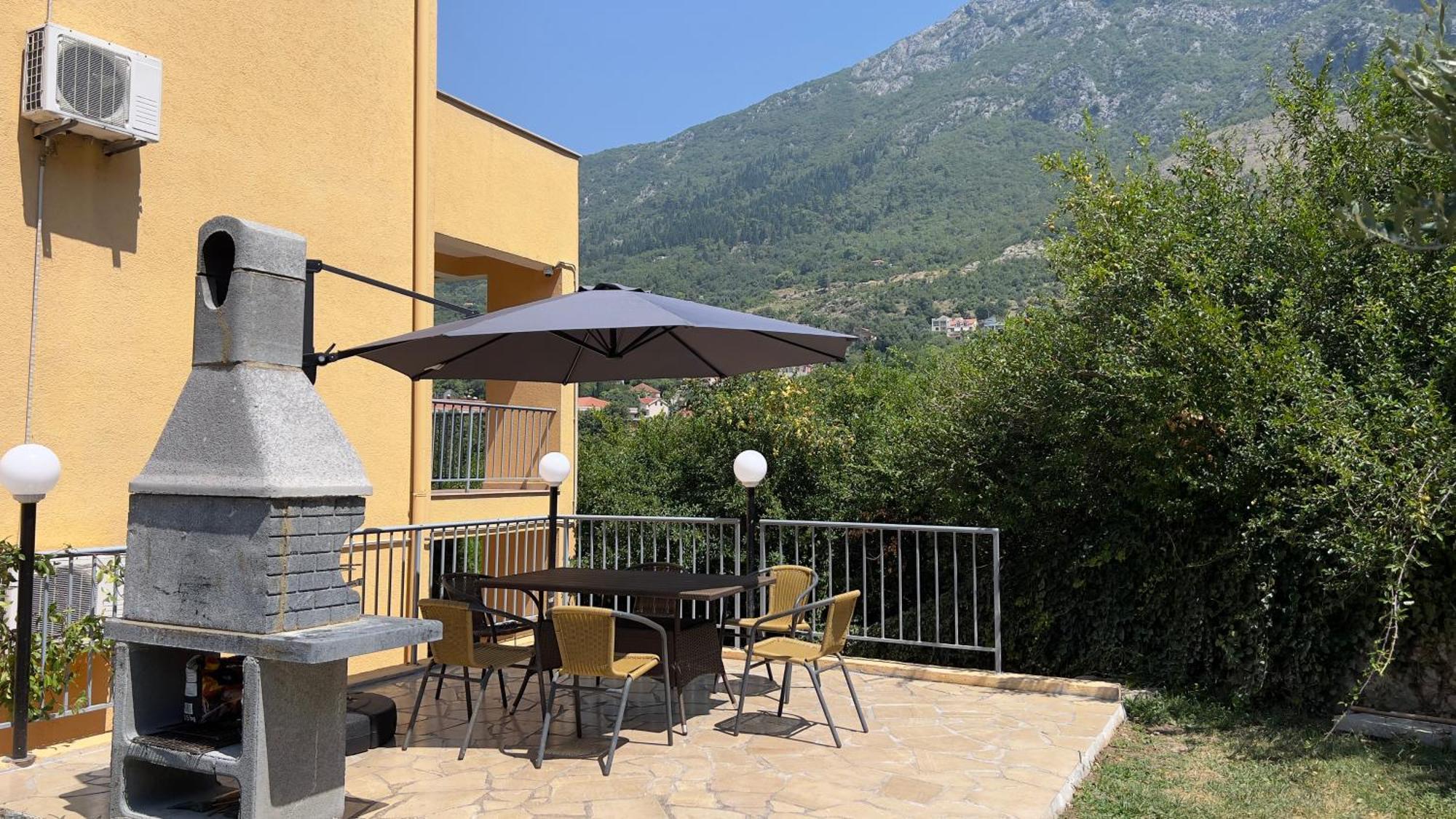Villa Risan Apartments Eksteriør bilde
