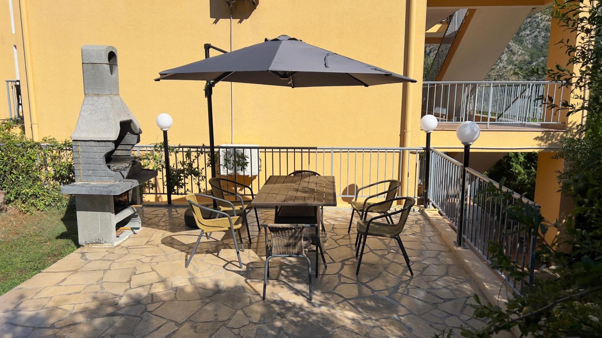 Villa Risan Apartments Eksteriør bilde